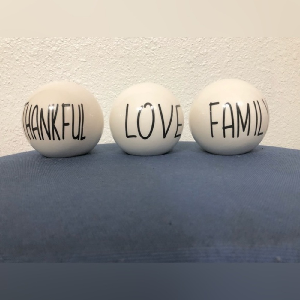 2 Ivory‎ ceramic farmhouse tabletop paper weight decor Love Family Thankful new